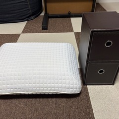収納ボックス（ニトリ製） & 枕（IKEA製）