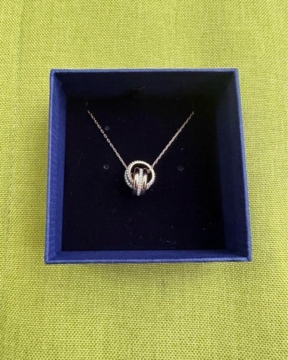 SWAROVSKI サークルペンダント付き