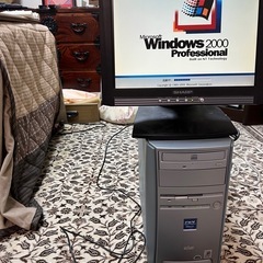 デスクトップPCとモニタとキーボードの画像