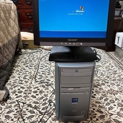 デスクトップPCとモニタとキーボードの画像