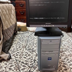 デスクトップPCとモニタとキーボードの画像