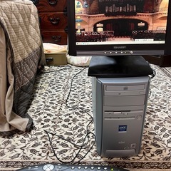 デスクトップPCとモニタとキーボードの画像
