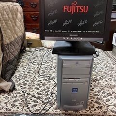 デスクトップPCとモニタとキーボード