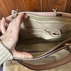 お取引中【新品同様】guess ハンドバッグの画像