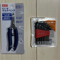 Dyson製掃除機のスタンド、工具付きの画像