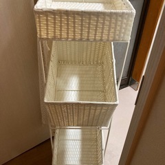 極美品☆ランドリーラック　キャスター付き　ラタン調ホワイト 
おしゃれ　の画像
