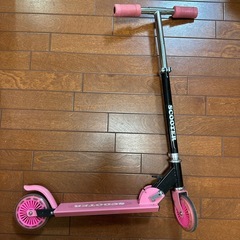 ピンクカラーの折りたたみ式キックスクーター｜美品・高さ調整可能