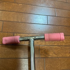 ピンクカラーの折りたたみ式キックスクーター｜美品・高さ調整可能の画像