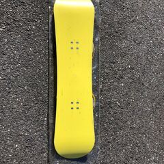子供用スノーボード板と長靴などで楽しんでいたバインディングついてます　中古品の画像