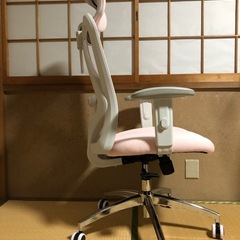 薄いピンク色のゲーミングチェア
の画像