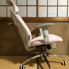 薄いピンク色のゲーミングチェア
の画像