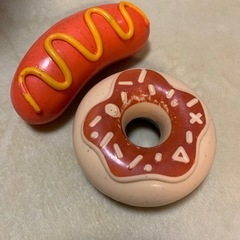 犬用フードボール（新品）と大型犬おもちゃの画像