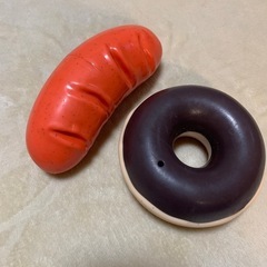犬用フードボール（新品）と大型犬おもちゃの画像