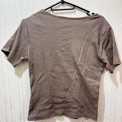 ダークブラウン Vネック 半袖Tシャツの画像