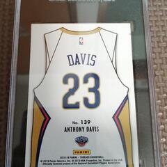 LeBron フィギュアとDavisのカードセットの画像