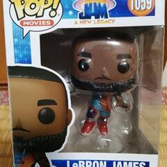 LeBron フィギュアとDavisのカードセットの画像