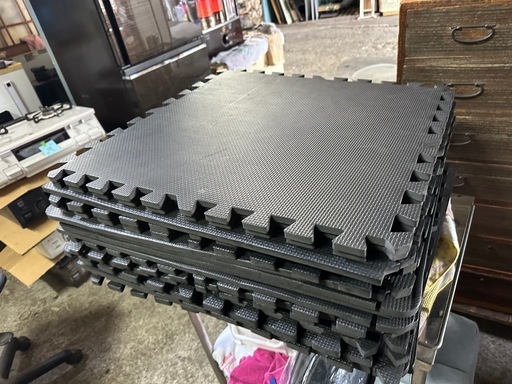 \nREXRIZE ジョイントマット トレーニング ヨガ フィットネス 筋トレ クッション マット 厚さ1.5cm ジョイントパーツ付き 60×60×1.5cm 大判 高密度 防音 衝撃吸収 黒