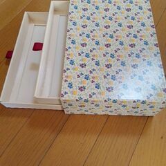小物2段引き出し　ボール紙製　ミツバチマンガ柄　アクセサリー入れ　お菓子入れ書類等にもの画像