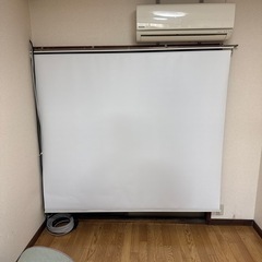 カーテン式プロジェクタースクリーン　