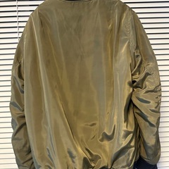 オリーブ色のMA-1スタイルジャケットの画像