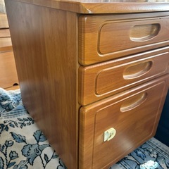 デスク下の三段収納家具の画像