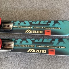 スキー板とブーツセットの画像