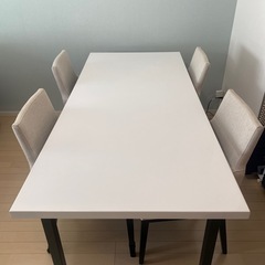 ダイニングテーブルと椅子