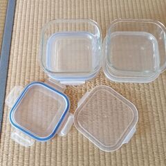 ガラスタッパー５つ