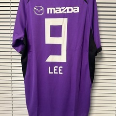 サッカーシャツ、背番号9、LEE選手のデザイン。
