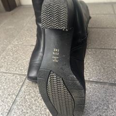 黒のロングブーツの画像