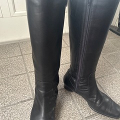 黒のロングブーツの画像