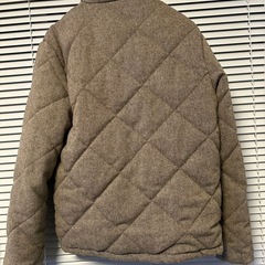 ブラウン系のキルティングジャケット、の画像