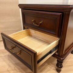 【最終値下げ】アンティーク風のベッドサイドキャビネット/ベッドサイドテーブル（硬木製）。ライトも無料でつけることが可能の画像