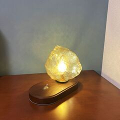 【最終値下げ】アンティーク風のベッドサイドキャビネット/ベッドサイドテーブル（硬木製）。ライトも無料でつけることが可能の画像