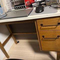 木製のテーブル