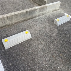 駐車場のタイヤ止め設置作業