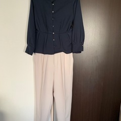 ★極美品★ネイビー ペプラムトップス ホワイトパンツ セットアップ　M