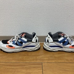 adidas スニーカーの画像