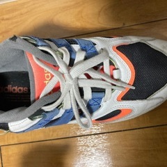 adidas スニーカーの画像