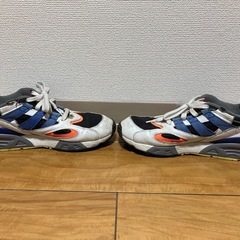 adidas スニーカーの画像
