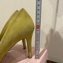 ダイアナ　スエード パンプス　黄緑の画像