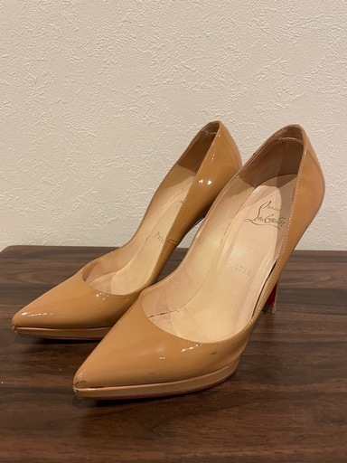 Christian Louboutin ベージュパンプス