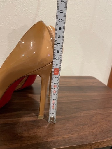 Christian Louboutin ベージュパンプス