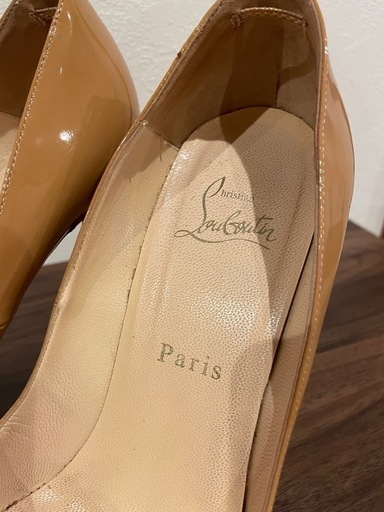 Christian Louboutin ベージュパンプス