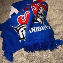 赤と青が印象的なマフラー差し上げます。の画像