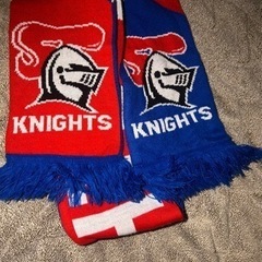 赤と青が印象的なマフラー差し上げます。