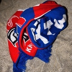 赤と青が印象的なマフラー差し上げます。の画像