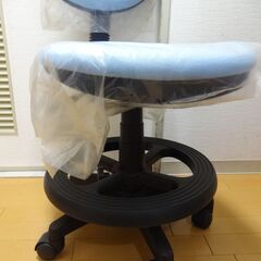 ■コイズミデスクチェア 学童チェアー ブラック ブルー イス キャスター付き デスクチェアー 回転  イス 椅子 いすの画像