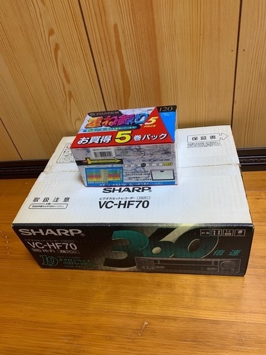 VC-HF70 ビデオカセットレコーダーとカセットテープ\n