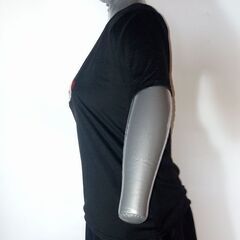 (直接手渡し)【激安】赤ネイルガンプリントTシャツ ブラック XLの画像